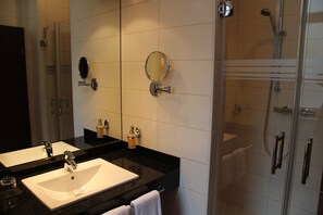 Habitació doble Comfort | Bany | Dutxa, assecador de cabells i tovalloles 