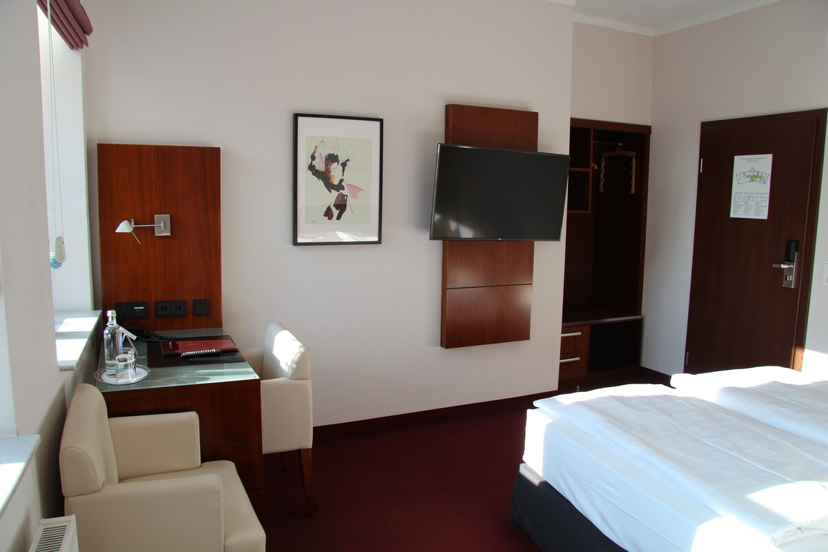 Hypo-allergenic bedding available, pillowtop beds, in-room safe, desk