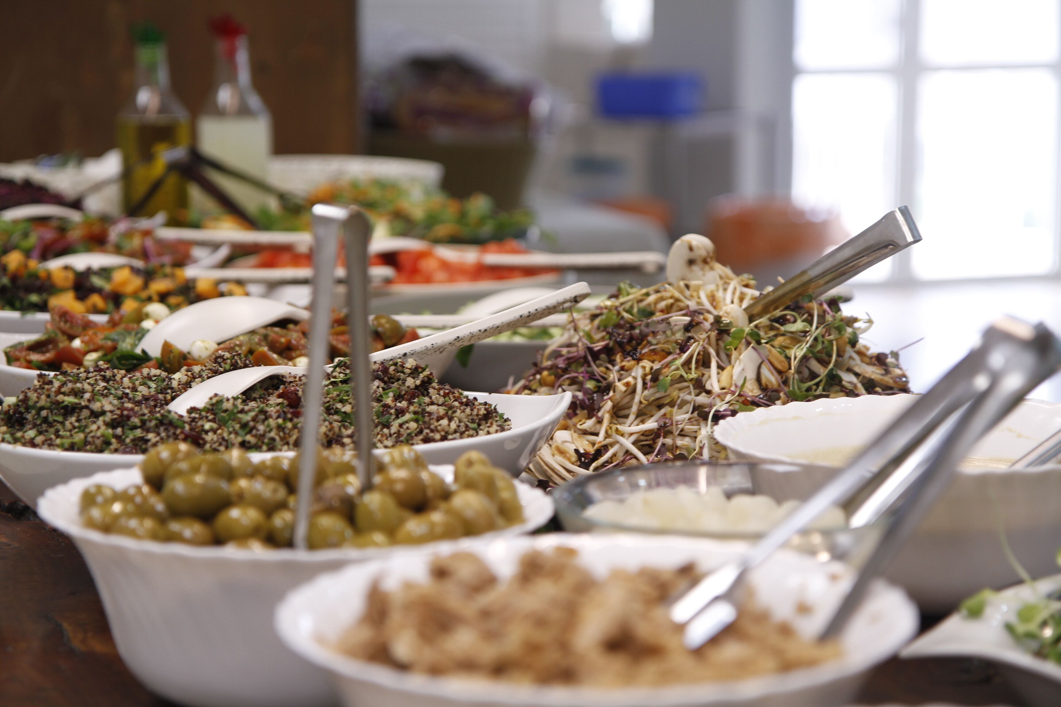 Una mesa de buffet con diversos platos y utensilios.