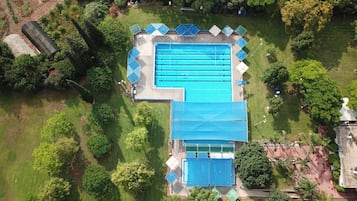 Una piscina al aire libre de temporada