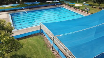 Una piscina al aire libre de temporada