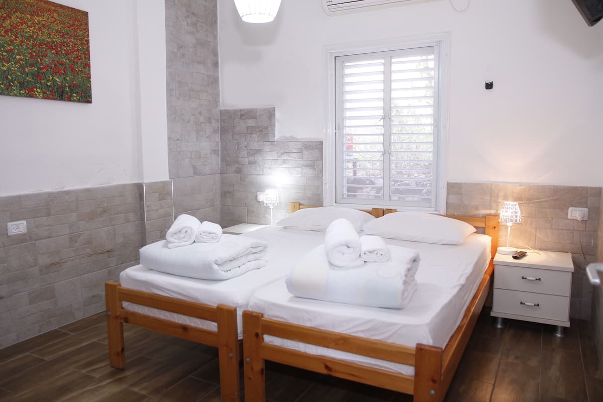 Habitación familiar | Escritorio, wifi gratis, ropa de cama