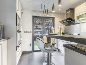 Fridge, microwave, oven, stovetop - Les Edelweiss Mont-Blanc - Magnificent Chalet facing Mont-Blanc with SPA (Passy)