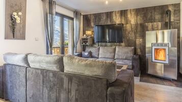 TV connectée, cheminée, livres, chaîne hi-fi