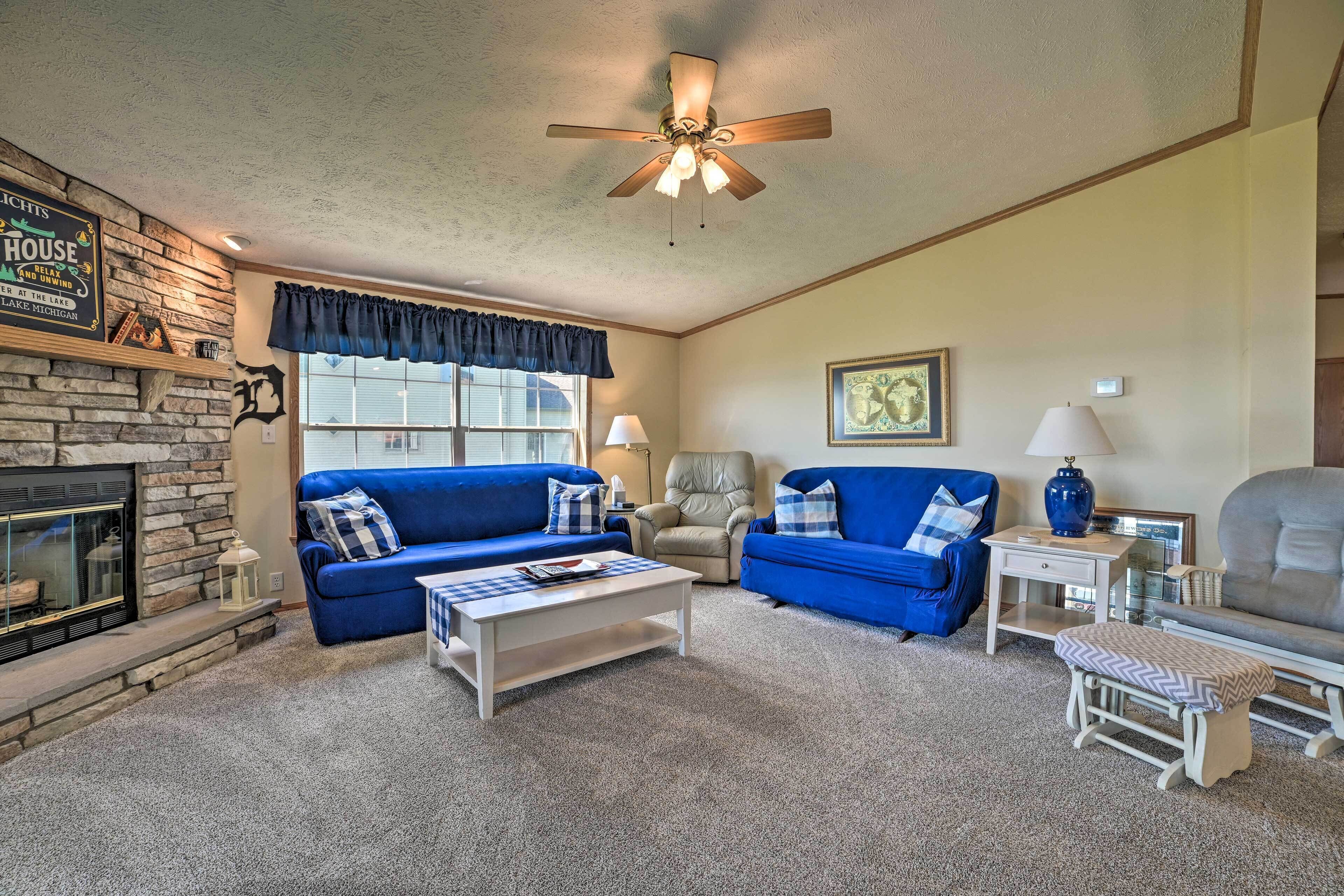 Houghton Lake House w/Fire Pit - 2 Mi to Trails!
