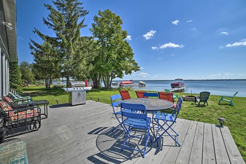 Houghton Lake Family Getaway w/ Fire Pit!