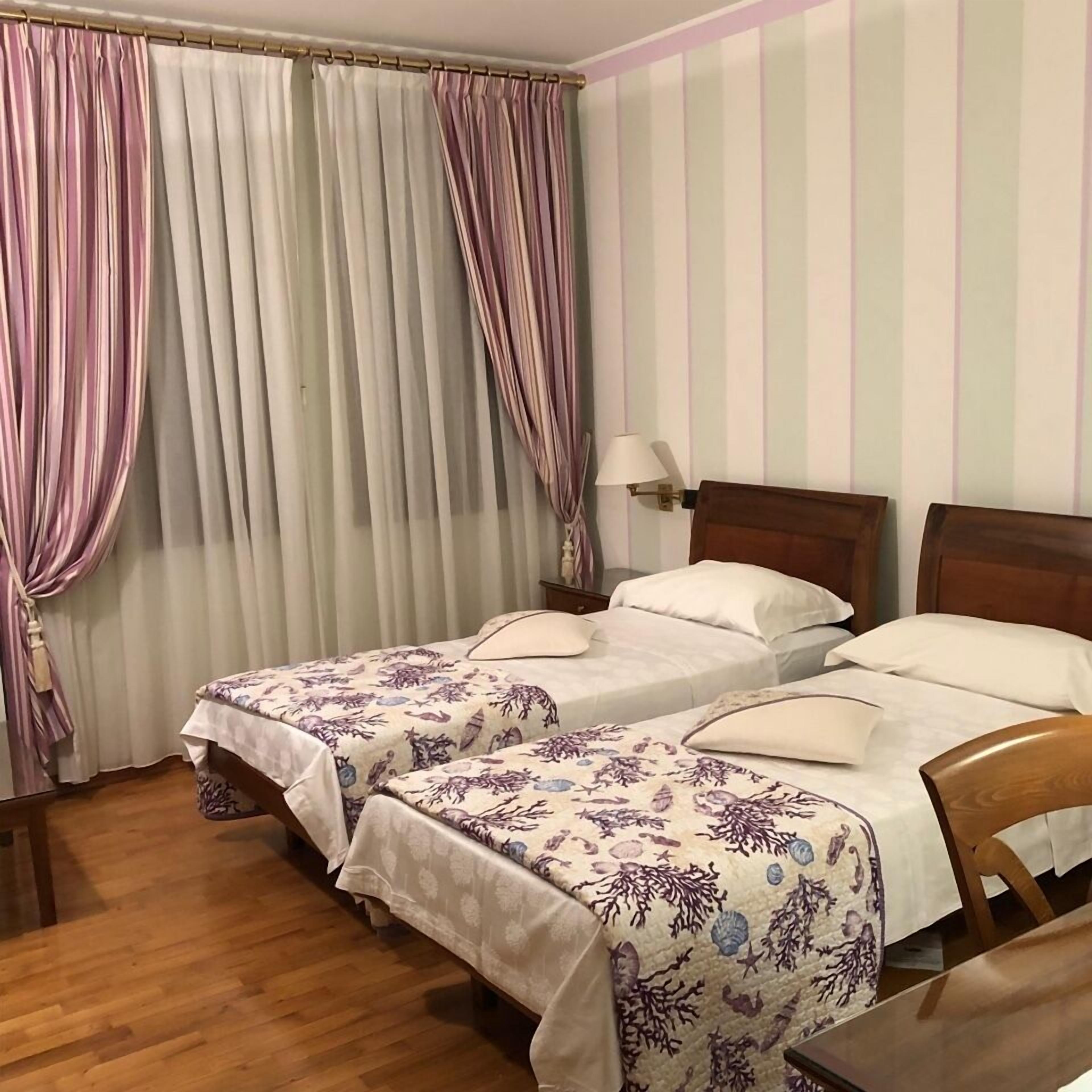 deluxe twin room | 1 bedroom, minibar, desk, soundproofing