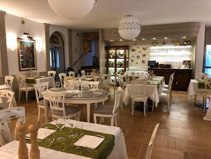 Déjeuner et dîner servis sur place