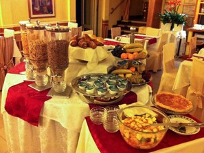 A buffet table with various food items and condiments. - Hotel Alla Busa (Noventa Vicentina)
