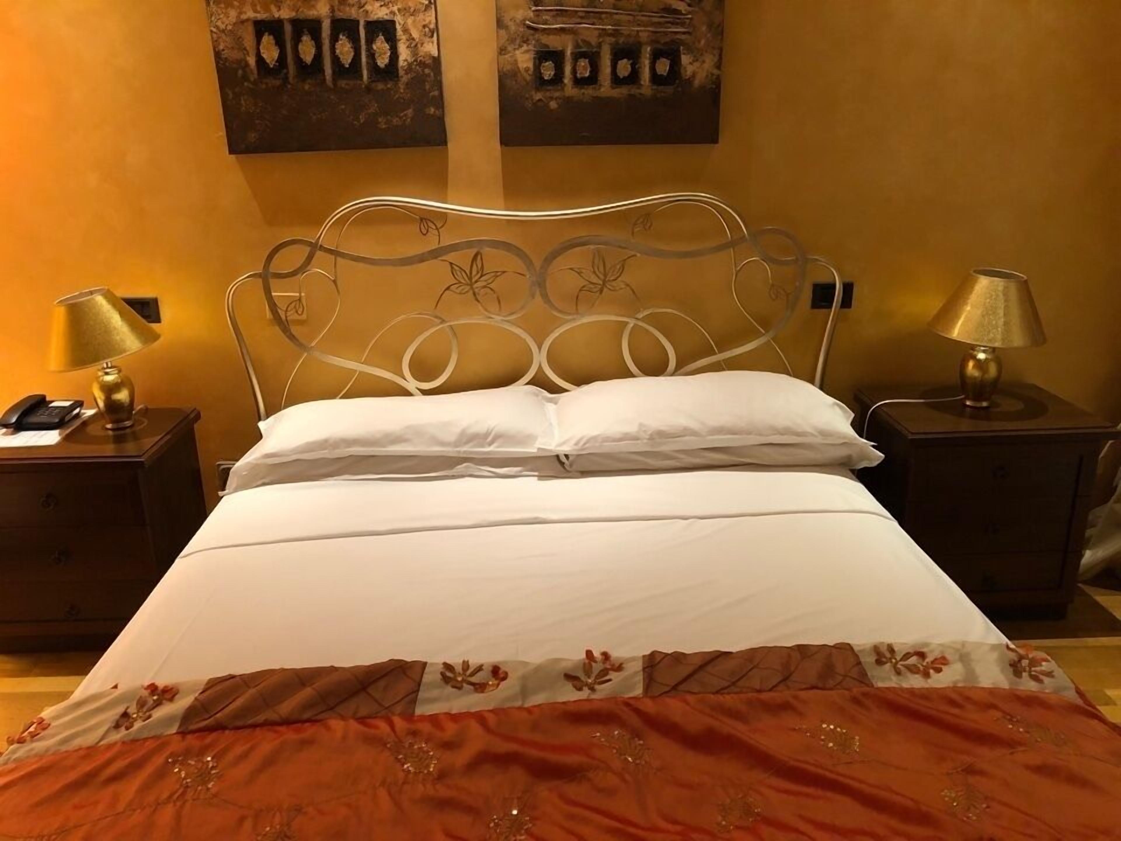 deluxe room | 1 bedroom, minibar, desk, soundproofing