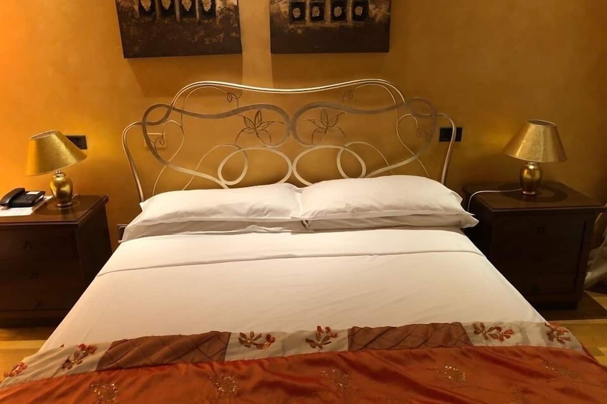 deluxe room | 1 bedroom, minibar, desk, soundproofing