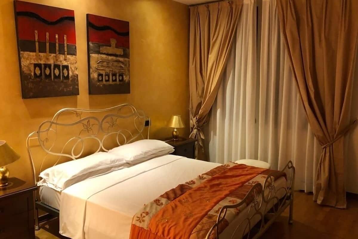 deluxe room | 1 bedroom, minibar, desk, soundproofing