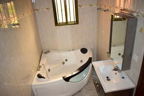Classic Room | Bathroom | Slippers, towels, soap, shampoo - Vincenzo Homestay (Kigali)