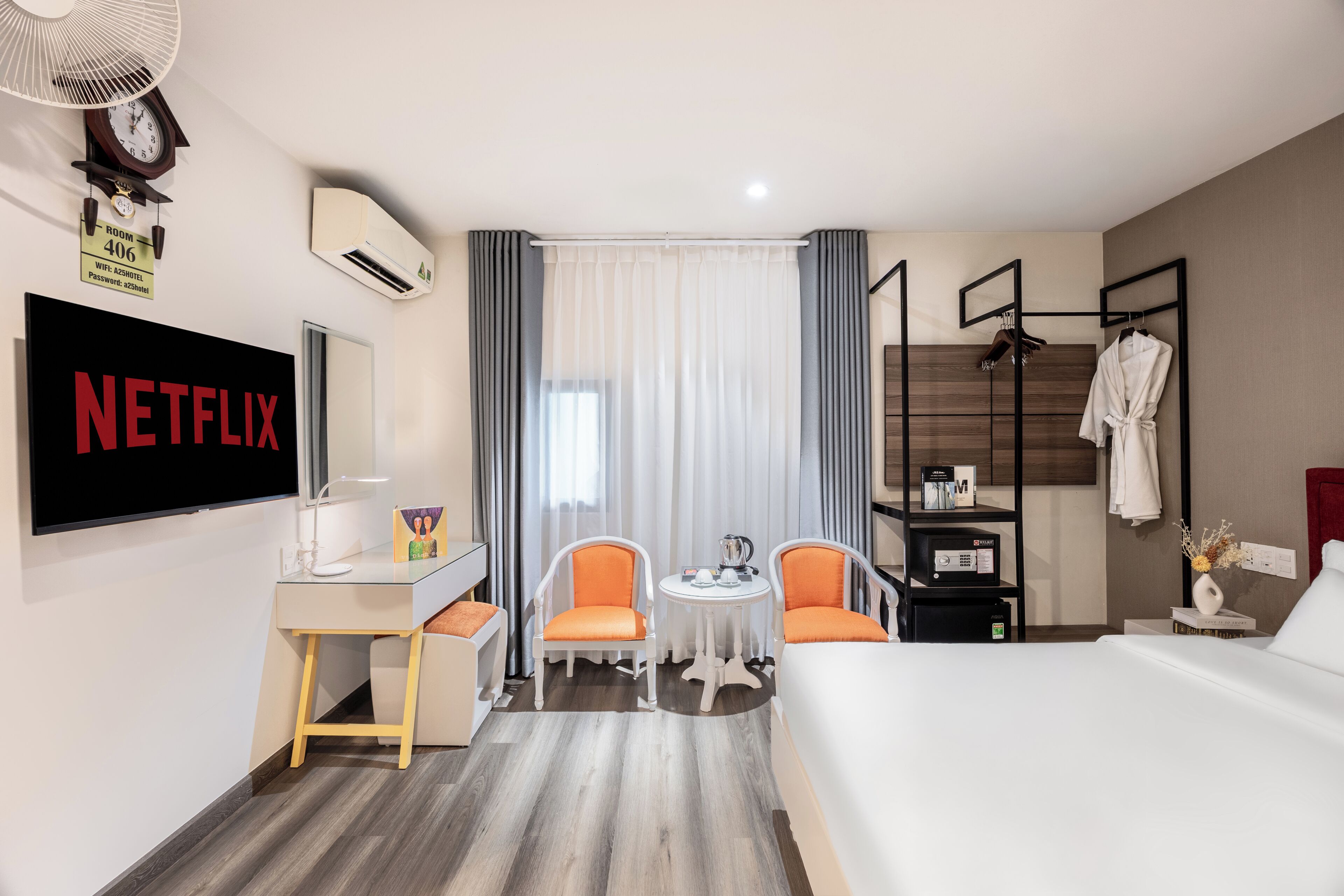 deluxe double room | 1 bedroom, in-room safe, desk, blackout curtains