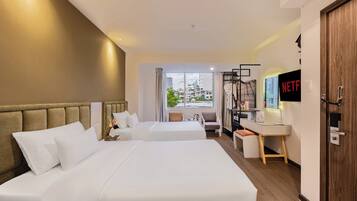 普通客房, 2 張單人床, 城市景觀 (Suite - Rooftop Pool) | 1 間臥室、客房內保險箱、書桌、遮光布/窗簾