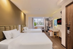 Habitación junior, 2 camas individuales, vista a la ciudad (Suite - Rooftop Pool) | 1 habitación, caja de seguridad en la habitación y escritorio
