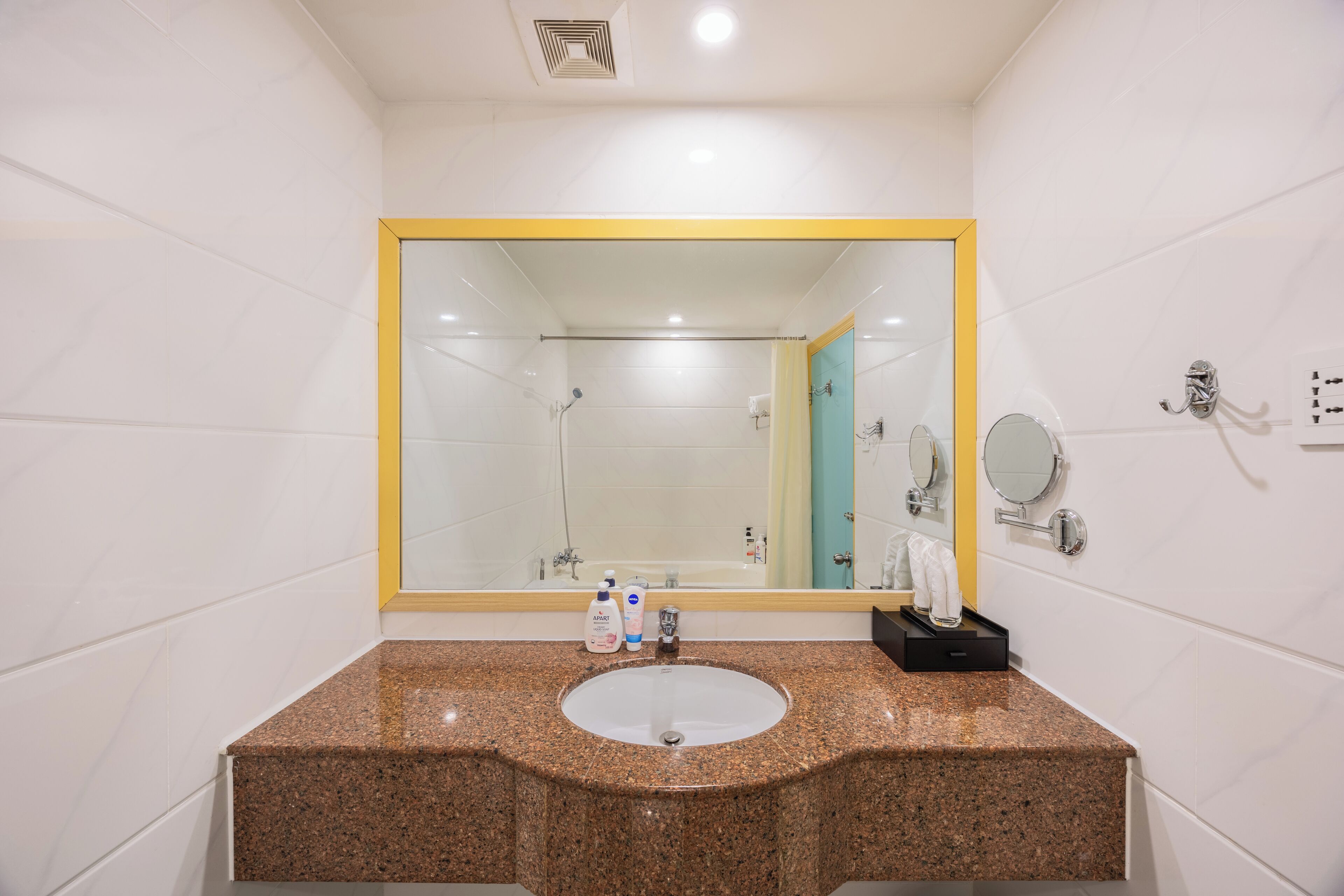 deluxe double room | bathroom | free toiletries, hair dryer, bathrobes, slippers