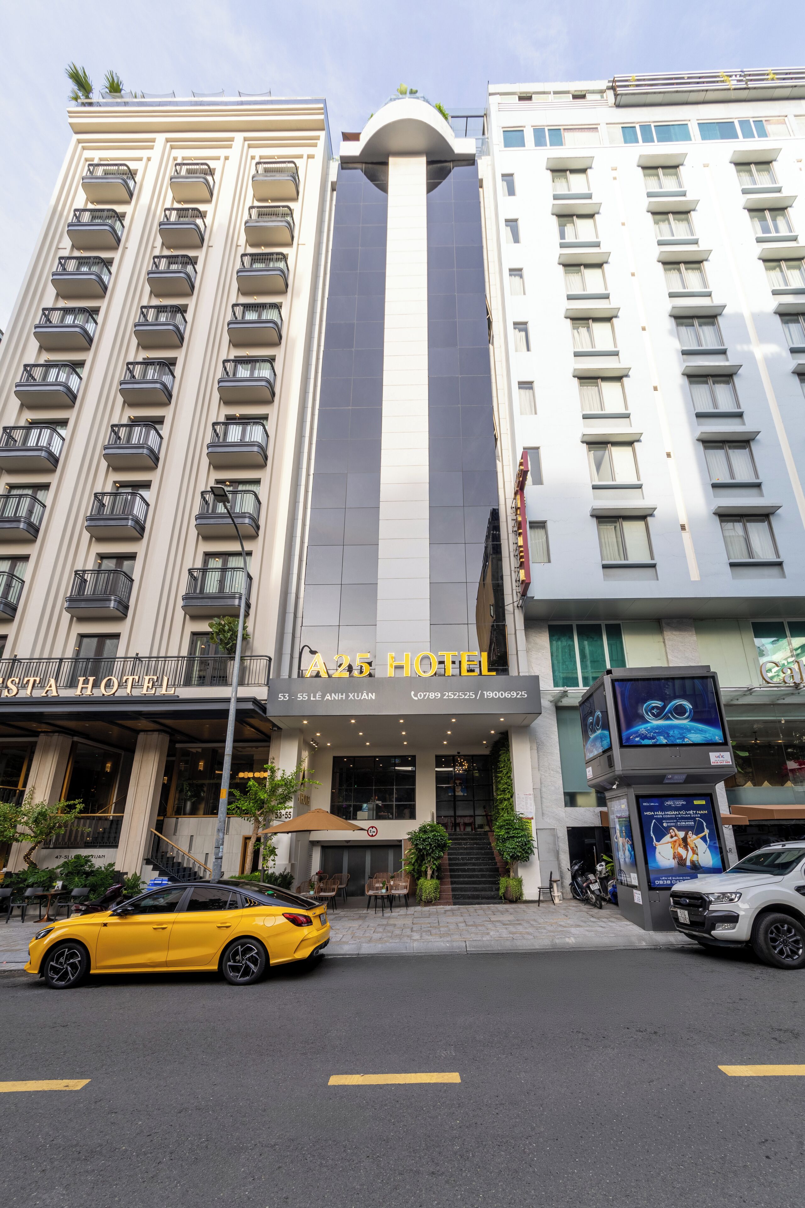 Vista frontal de la propiedad