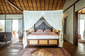 4 bedrooms, in-room safe, internet