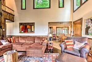 TV, fireplace - 3 Mi to Beech Mtn: Treetop Cabin w/ Deck & Views (Beech Mountain)