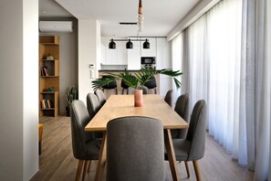 Deluxe appartement, 4 slaapkamers, balkon | Dineren in de kamer