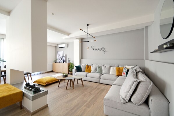 Appartement Deluxe, 4 chambres, balcon | Salle de séjour