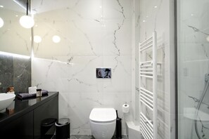 Appartement Deluxe, 4 chambres, balcon | Salle de bain