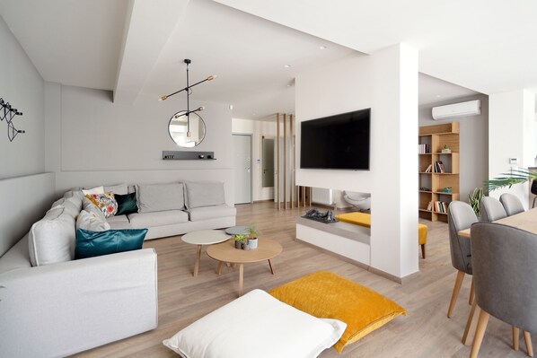 Deluxe Apartment, 4 Bedrooms, Balcony | Living room | Flat-screen TV, Netflix, streaming services - Urban Melodies Apartment (Athens)