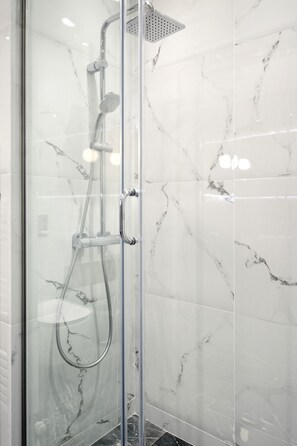 Deluxe appartement, 4 slaapkamers, balkon | Badkamer met douche