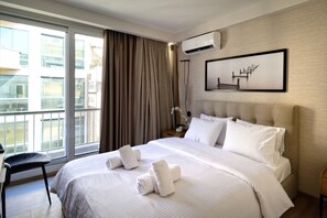 Deluxe Apartment, 4 Bedrooms, Balcony | 4 bedrooms, premium bedding, in-room safe, desk - Urban Melodies Apartment (Athens)