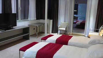 Deluxe Double or Twin Room | Minibar, in-room safe, desk, free cribs/infant beds