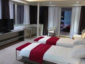 Deluxe Double or Twin Room | Minibar, in-room safe, desk, free cribs/infant beds
