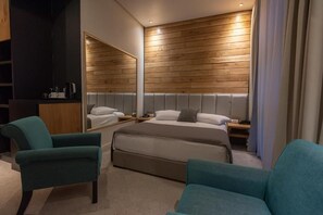 Minibar, safe på rommet, skrivebord og barnesenger (inkludert)