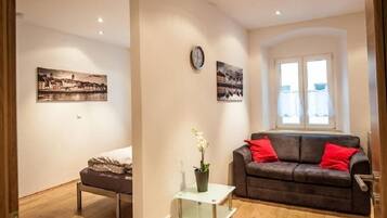 Apartamento City | Zona de estar | Una televisión de pantalla plana