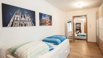 Familielejlighed | 2 soveværelser, pengeskab på værelset, individuelt design