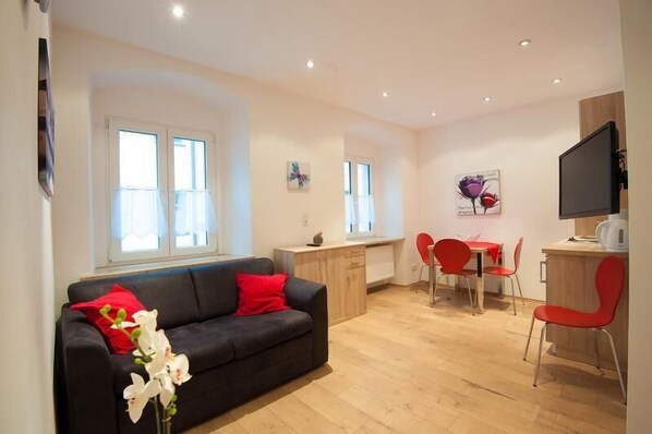 City-Apartment | Wohnzimmer | Flachbildfernseher