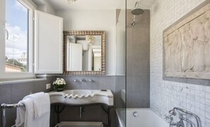 Combined shower/tub, hair dryer, bidet, towels - TreasureRome Spanish Steps Terrace (Rome)