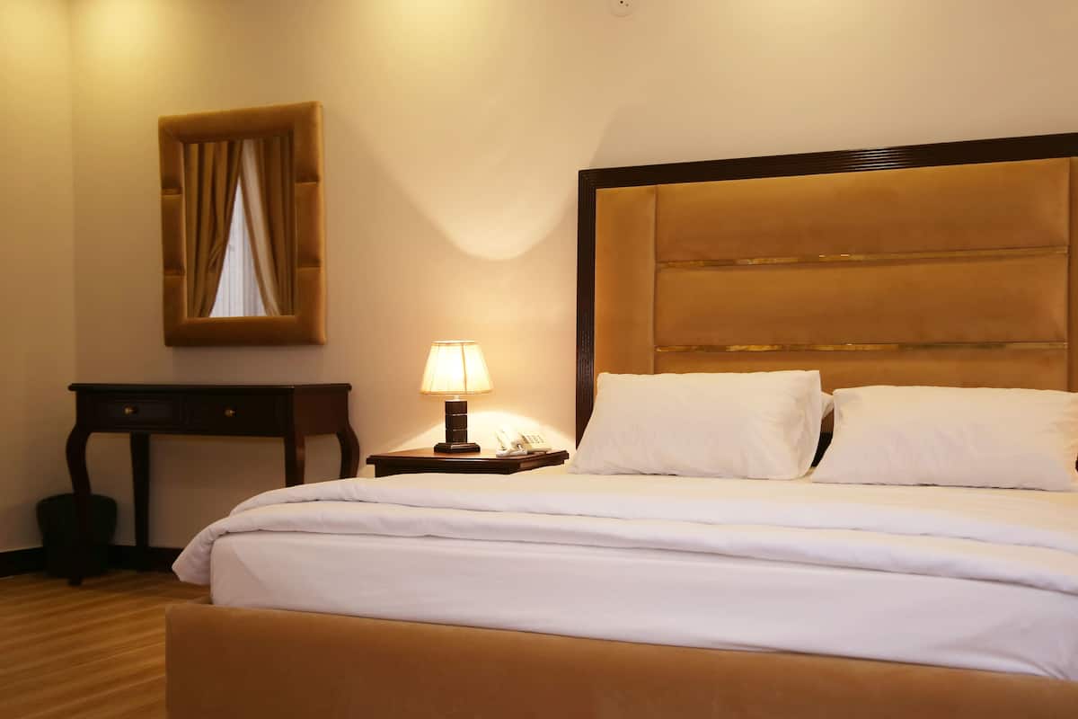 Luxury Room | 1 bedroom, in-room safe, blackout drapes, soundproofing