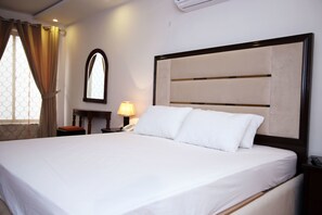 Luksus-suite | 1 soveværelse, pengeskab på værelset, mørklægningsgardiner, lydisolering