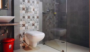 Shower, rainfall showerhead, free toiletries, hair dryer - The Koti Village Resort Chail (Shimla)