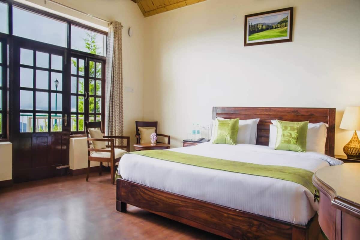 Luxury Double Room | Desk, laptop workspace, iron/ironing board, rollaway beds