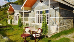 Lobby sitting area - The Koti Village Resort Chail (Shimla)