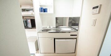 Frigorífico, microondas, hervidor eléctrico y tostadora