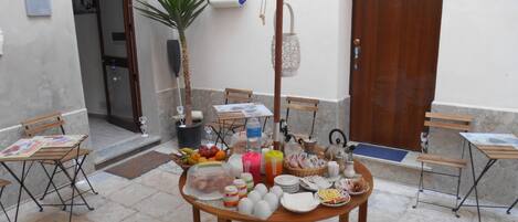 Café da manhã com buffet grátis todos os dias