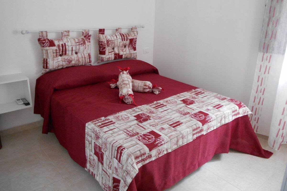 Double Room, Private Bathroom | Minibar, in-room safe, soundproofing, bed sheets
