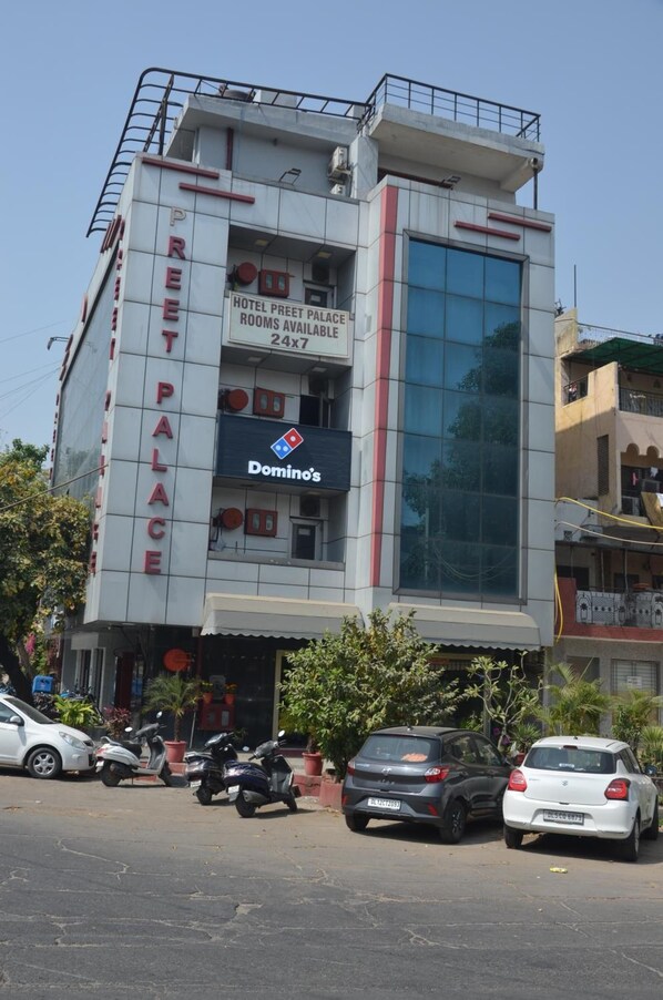A hotel named "PREET PALACE" with a sign indicating "HOTEL PREET PALACE ROOMS AVAILABLE 24x7". - Preet Palace (New Delhi)