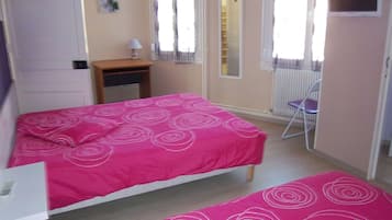 Chambre avec lits jumeaux | Chambres insonorisées, Wi-Fi gratuit, draps fournis