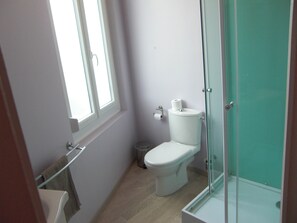 Ducha, secador de pelo, toallas, jabón