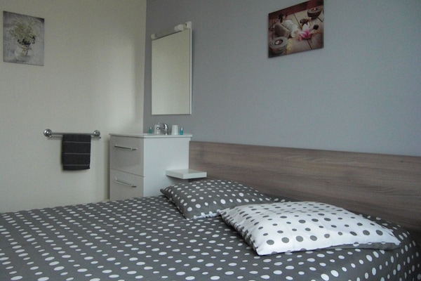 Dobbeltrom, delt bad | Lydisolert, wi-fi (inkludert) og sengetøy