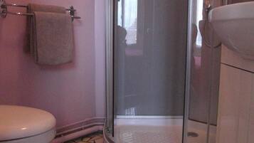 Chambre Double | Salle de bain | Douche, sèche-cheveux, serviettes fournies, savon
